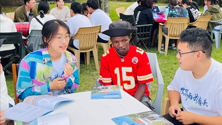 支隊(duì)成員在青年論壇上與世界各地的志愿者交流。 林源攝