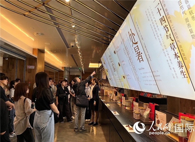 2. 日中友好協(xié)會青年代表團一行學習24節(jié)氣養(yǎng)生知識。（人民網(wǎng)記者陳思 攝）