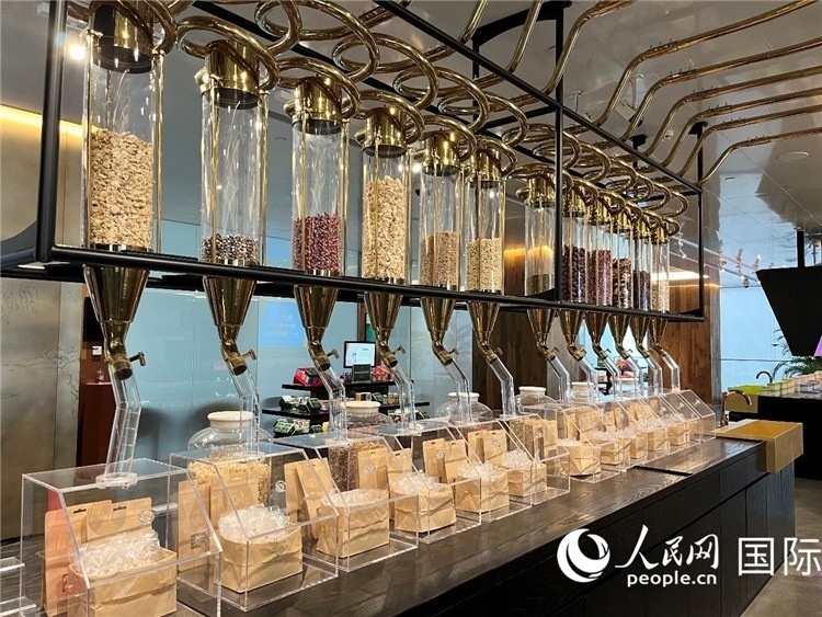 3.展示區(qū)展示的24節(jié)氣養(yǎng)生茶。（人民網(wǎng)記者陳思 攝）