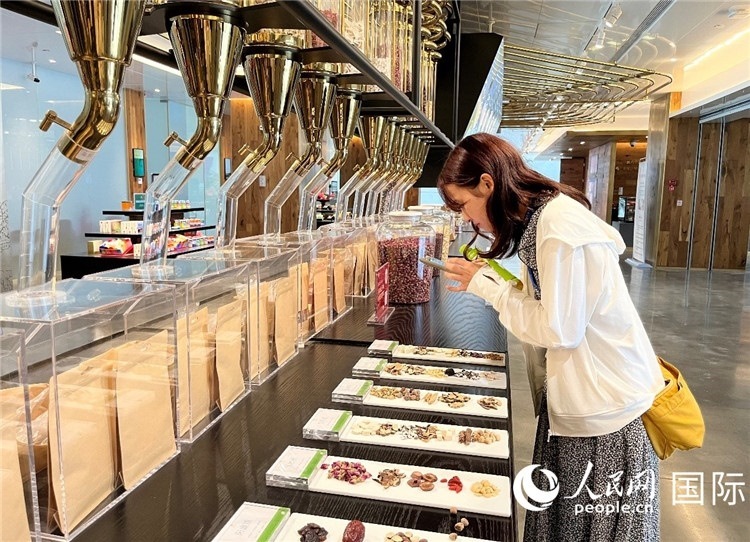 4. 代表團團員對新中式茶飲的食材充滿興趣。（人民網(wǎng)記者陳思 攝）