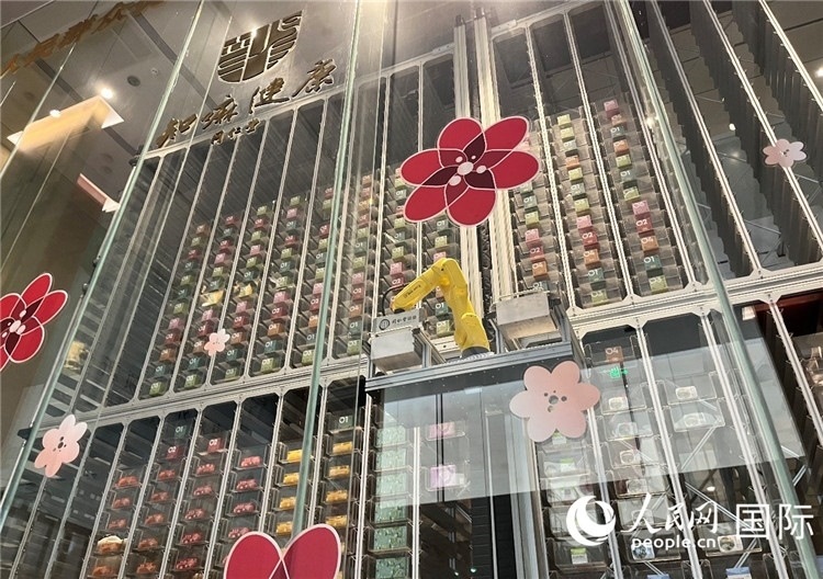 6. 機械臂正在取貨。（人民網(wǎng)記者陳思 攝）