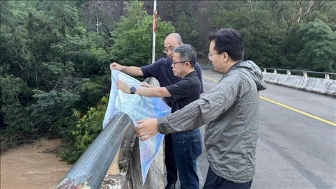 珠江委工作組在三河鎮(zhèn)三河大橋進(jìn)行防洪工程調(diào)度工作。 水利部供圖