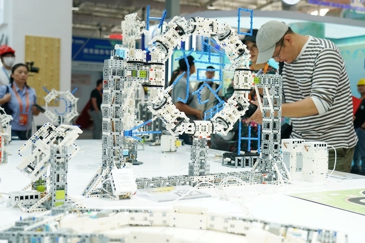 2024年9月11日，記者在服貿(mào)會(huì)首鋼園區(qū)教育服務(wù)館采訪。新華社記者 張晨霖 攝