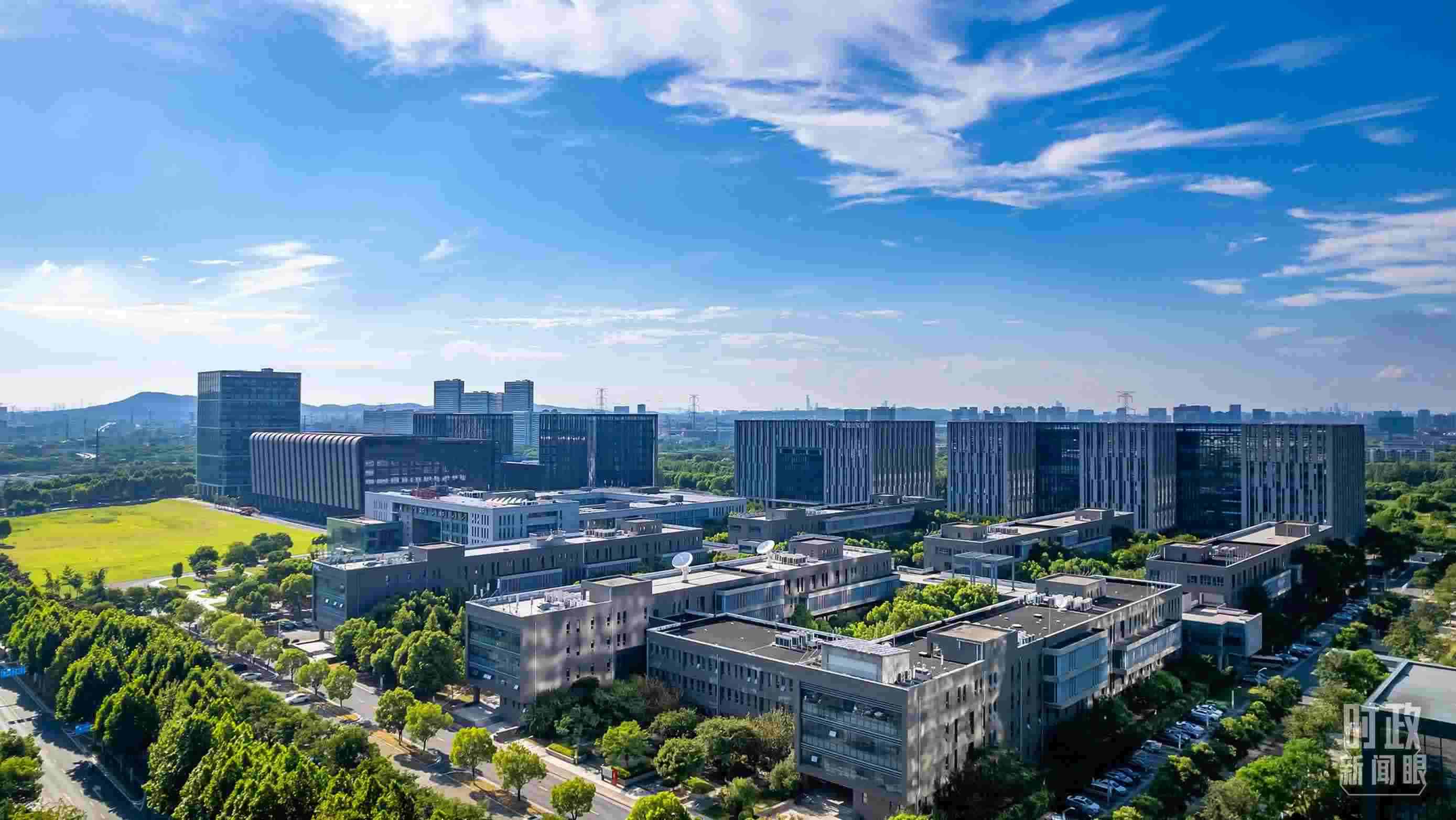  △2023年7月，習(xí)近平調(diào)研南京紫金山實驗室，強(qiáng)調(diào)要為實現(xiàn)高水平科技自立自強(qiáng)立下功勛。（圖/視覺中國）