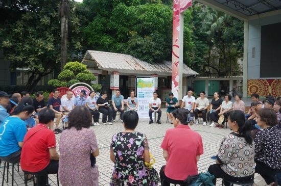  南寧市青秀區(qū)新竹社區(qū)召開(kāi)“竹聲傾談”民情懇談會(huì)。（李抒蓉 攝）