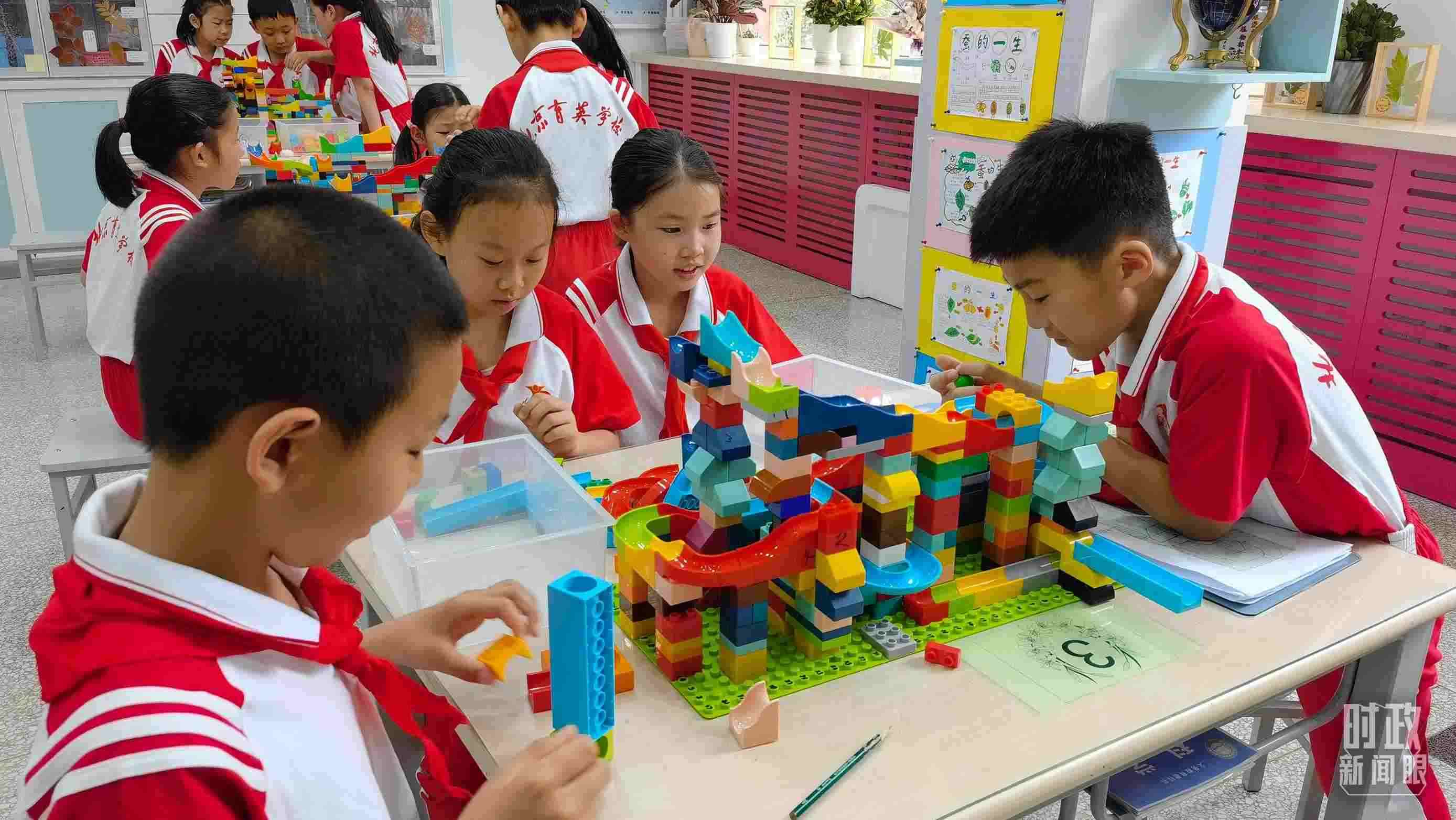  △這是北京育英學(xué)校的科學(xué)教室。2023年5月，習(xí)近平在這里調(diào)研時，希望同學(xué)們從小樹立“科技創(chuàng)新、強(qiáng)國有我”的志向。（總臺央視記者石丞拍攝）