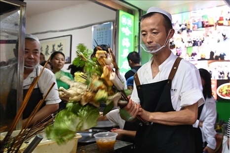 店員準(zhǔn)備制作天水麻辣燙。新華社記者 范培珅 攝