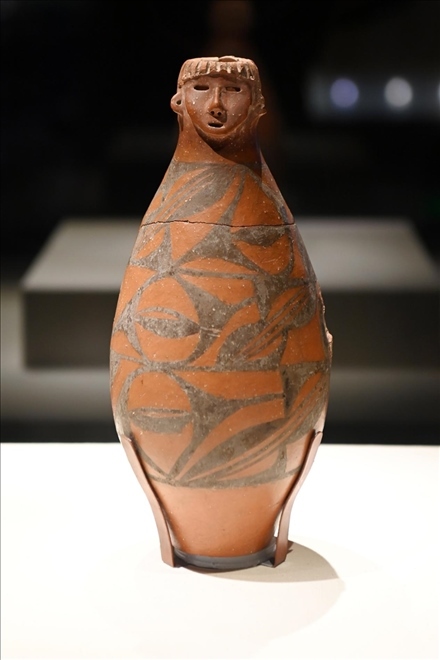 大地灣出土的人頭形器口彩陶瓶。新華社記者 范培珅 攝