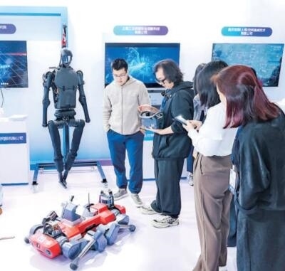 普陀區(qū)“中華武數(shù)”科創(chuàng)集市上，展位工作人員在向觀眾展示機(jī)器人。資料圖片