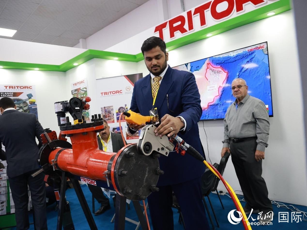 圖為一家油企工作人員在演示儀器操作。人民網(wǎng)記者管克江攝