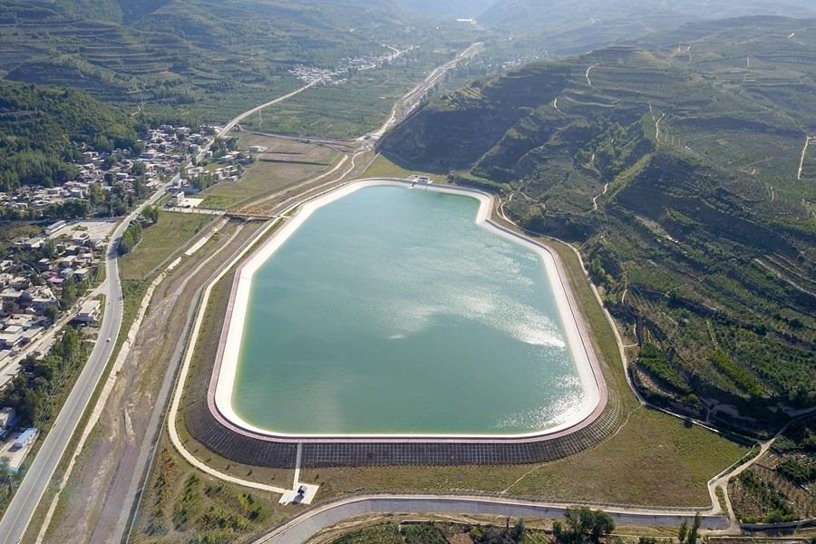 這是在天水市拍攝的已投用的天水城區(qū)引洮供水工程楊家灣調(diào)蓄水池（無(wú)人機(jī)照片）。新華社記者 范培珅 攝