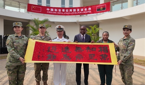 向內圖大學贈送書法作品。內圖大學孔子學院供圖