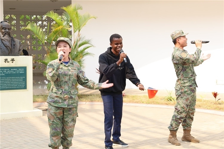 孔院學生與中國海軍官兵合唱《天地龍鱗》。內圖大學孔子學院供圖