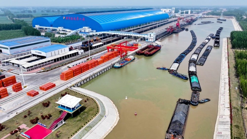 2024年4月24日，船舶行駛在山東濟(jì)寧港航梁山港航道上（無(wú)人機(jī)照片）。近年來(lái)，山東省加快構(gòu)建沿黃陸海大通道，有效促進(jìn)黃河流域各省區(qū)物流降本增效，實(shí)現(xiàn)更高水平對(duì)外開(kāi)放。