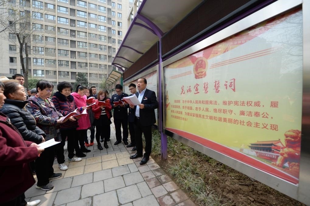 2018年3月20日，陜西寶倫律師事務(wù)所專職律師白銀濤（右一）在西安華遠君城社區(qū)宣傳憲法知識。新華社記者 李一博 攝