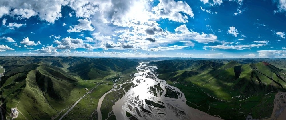 2024年7月31日在青海省果洛藏族自治州達(dá)日縣境內(nèi)拍攝的黃河（無(wú)人機(jī)全景照片）。