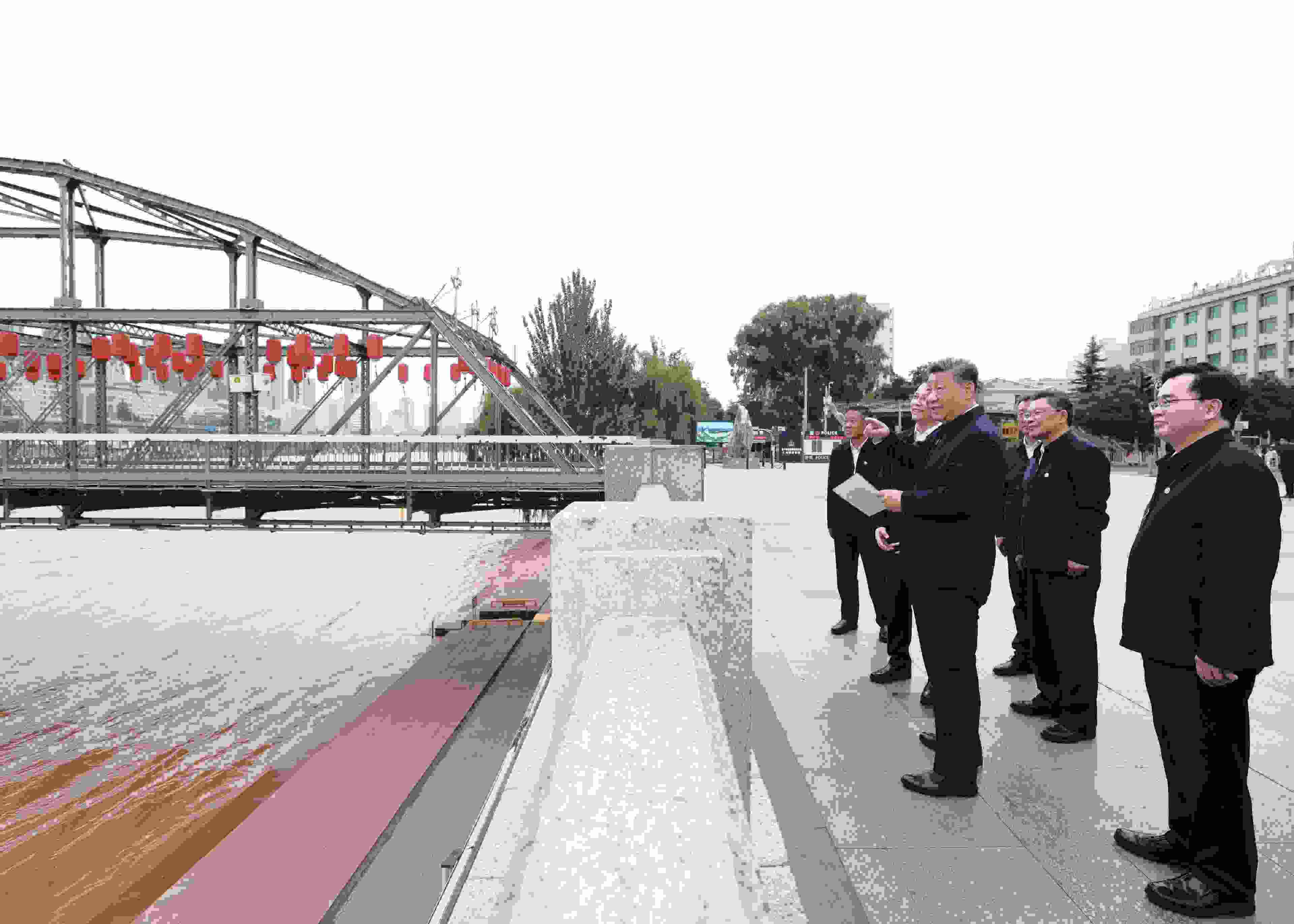 △ 2024年9月11日，習(xí)近平總書(shū)記來(lái)到甘肅省蘭州市黃河蘭州中山橋段，了解當(dāng)?shù)赝苿?dòng)黃河流域生態(tài)保護(hù)情況。