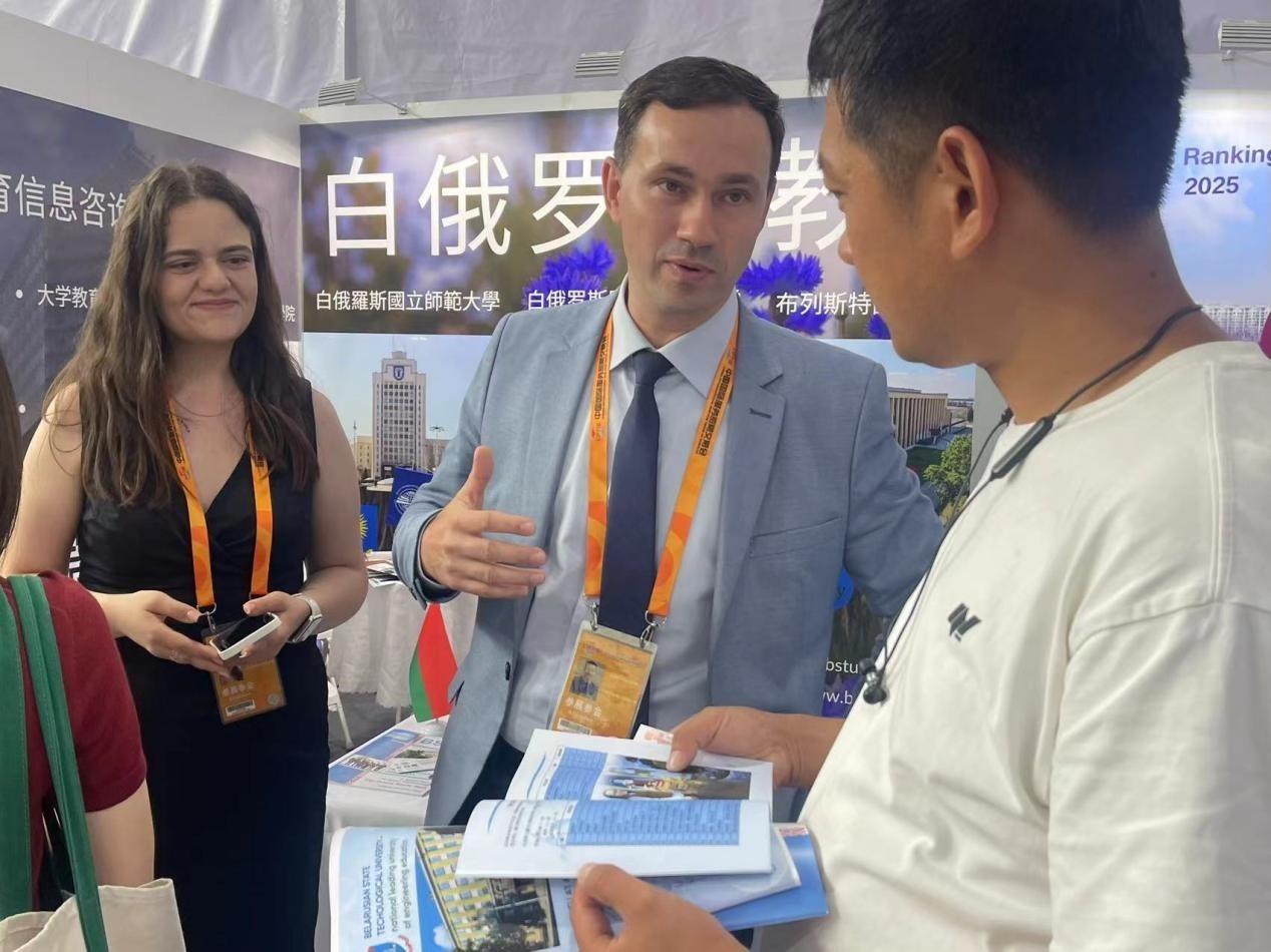 觀眾在展臺咨詢。人民網(wǎng)記者 何旭攝