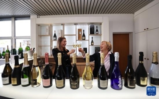 9月13日，在法國蘭斯附近的希尼萊羅斯，人們在佳醍亞總部享用香檳酒。新華社記者 高靜 攝