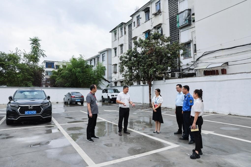 2024年9月11日，在浙江省湖州市，湖州吳興區(qū)人大代表、人大飛英街道工委代表及塔下街社區(qū)代表前往已改建的一處停車場進行實地調(diào)研，監(jiān)督該改建項目的完成情況。新華社記者 徐昱 攝