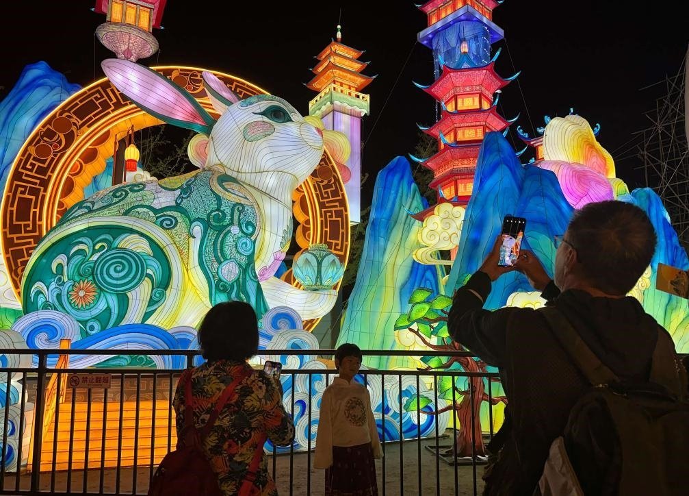 市民游客在2024年北京中秋國慶彩燈游園會欣賞彩燈。新華社記者楊淑君 攝