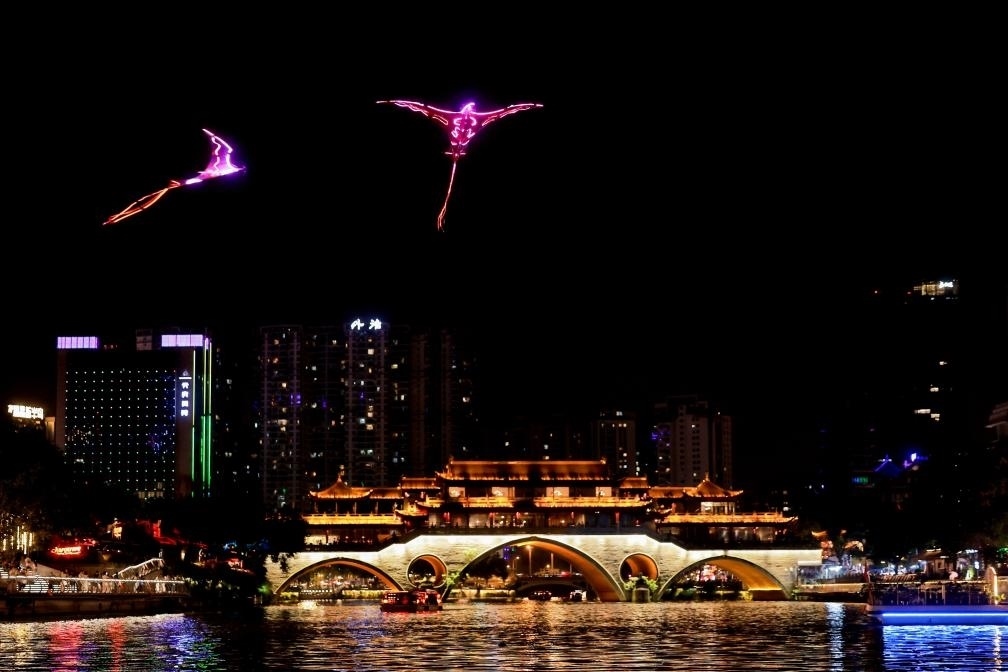 成都“夜游錦江”低空飛行裝置與游船伴飛。（唐斌治 攝）