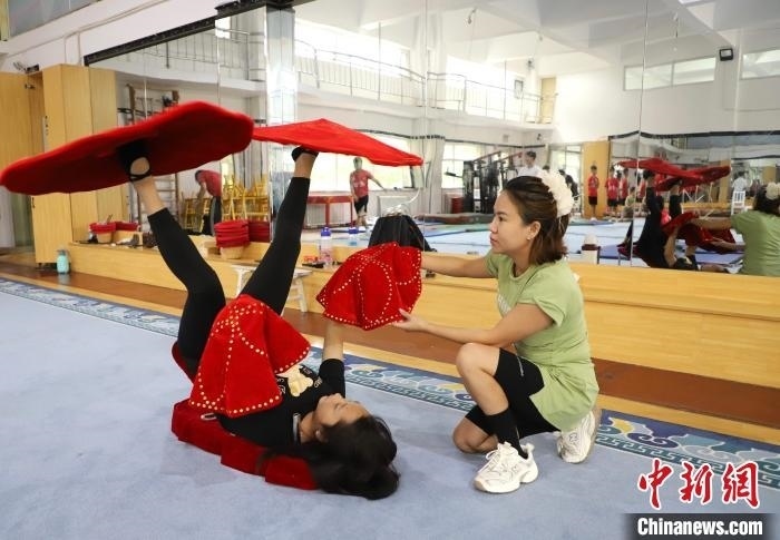 9月13日，來自老撾的紅姆(右)指導(dǎo)學(xué)員雜技動(dòng)作。 馬天龍 攝