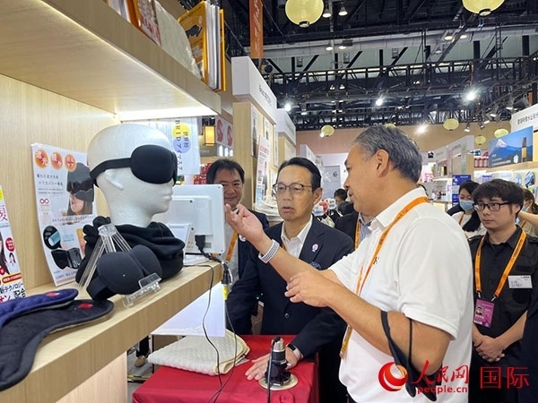 日本駐華大使金杉憲治（左二）參觀2024年服貿會日本館。人民網記者 盛楚宜攝