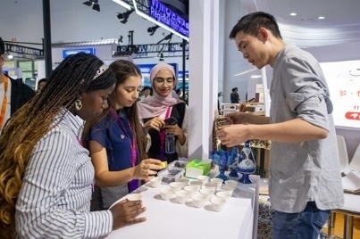 觀眾正在品嘗伊朗的藏紅花茶。人民網(wǎng)記者 翁奇羽攝