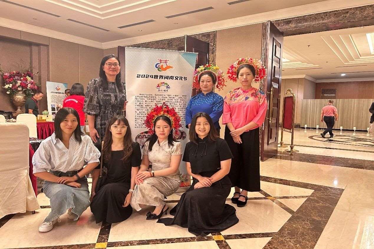 阿拉扎大學孔子學院老師和簪花圍傳承人合影。阿拉扎大學孔子學院供圖