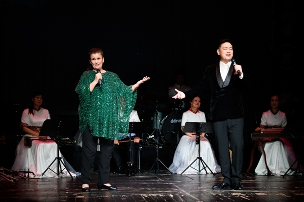 中羅歌唱家合唱《摩爾多瓦的玫瑰》。傅永山 攝