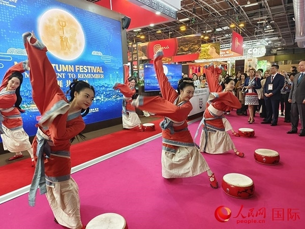 “你好！中國”展臺(tái)開幕式上的中國傳統(tǒng)舞蹈表演。人民網(wǎng)記者 尚凱元攝