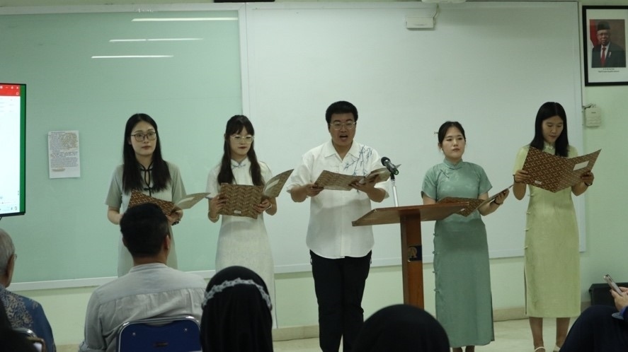 阿拉扎大學孔子學院志愿者教師表演詩朗誦?；顒又鬓k方供圖