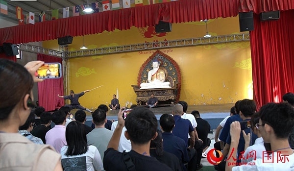 日本少林寺拳法青年代表團觀看少林拳表演。人民網(wǎng)記者 張麗婭攝