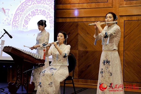 來(lái)自景德鎮(zhèn)的陶瓷音樂(lè)會(huì)在中秋佳節(jié)給英國(guó)倫敦的觀眾帶來(lái)了別樣的文化體驗(yàn)。人民網(wǎng)記者 邢雪攝