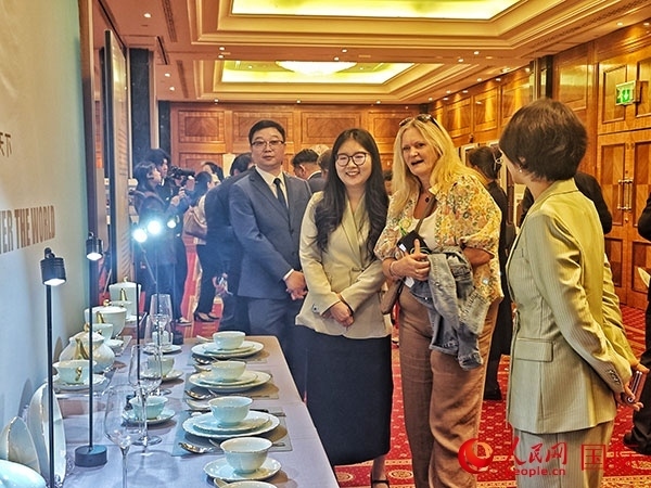 英國(guó)觀眾參觀“景德鎮(zhèn)制”區(qū)域品牌新品。人民網(wǎng)記者 邢雪攝
