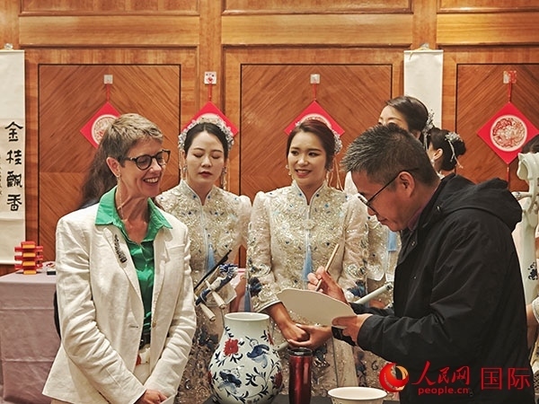 現(xiàn)場(chǎng)的非遺傳承人為英國(guó)觀眾展示畫(huà)技。人民網(wǎng)記者 邢雪攝