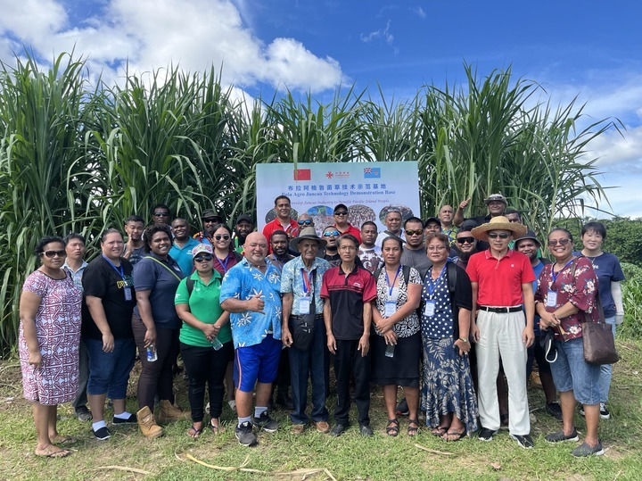 2024年2月28日，來自巴布亞新幾內(nèi)亞、湯加、庫克群島、薩摩亞、瑙魯?shù)葒业摹疤窖髰u國菌草技術(shù)培訓(xùn)班”學(xué)員在斐濟布拉阿格魯菌草技術(shù)示范基地合影。新華社發(fā)（中國援斐濟菌草技術(shù)示范中心供圖）