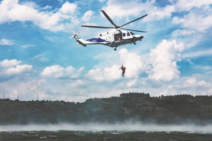 ▼7月17日，浙江省新昌縣公安局聯(lián)合浙江省公安廳警務(wù)航空隊(duì)在長(zhǎng)詔水庫(kù)水域及周邊開(kāi)展救援演練。王樟林?jǐn)z