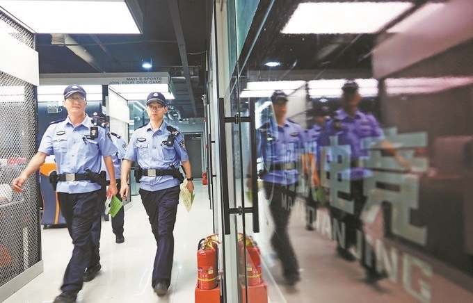 ▲7月6日，山西省新絳縣公安局龍興派出所組織警力對(duì)網(wǎng)吧等場(chǎng)所進(jìn)行集中治安檢查。高新生攝