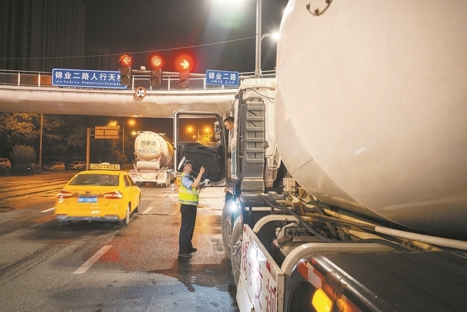 7月25日，陜西省西安市公安局交警支隊(duì)開(kāi)展全市中重型貨車及面包車違法異地互查整治行動(dòng)。孫崇明攝