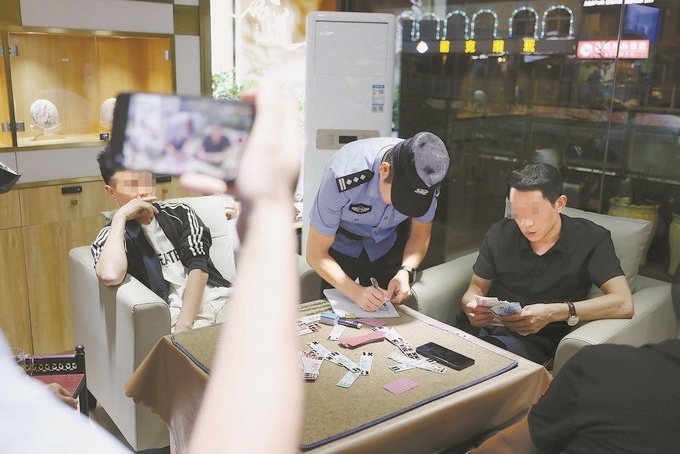 9月7日，云南省昆明市公安機(jī)關(guān)對(duì)棋牌室開(kāi)展檢查。