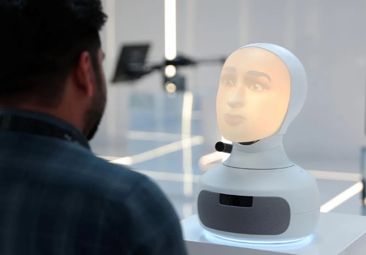 2024年9月12日，在沙特阿拉伯首都利雅得舉行的第三屆全球人工智能峰會上，一名參會者與“對話機器人”交流。新華社記者 王東震 攝