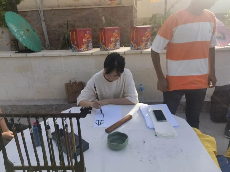 開羅文化中心漢語教師表演中國書法。開羅中國文化中心供圖