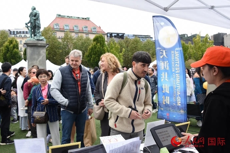 排隊(duì)等候品嘗中國(guó)美食的游客。人民網(wǎng)記者 殷淼攝