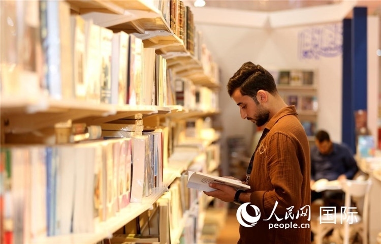一位民眾在讀書。人民網(wǎng)中東中心分社奧馬爾·哈利勒攝
