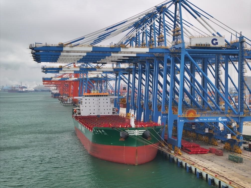 2月23日拍攝的廣西北部灣港欽州港區(qū)的碼頭堆場（無人機(jī)照片）。新華社記者 周華 攝