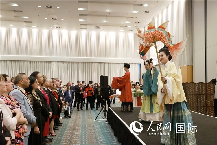 2、留學(xué)生表演了漢服展示《絲路霓裳》。邢雪攝