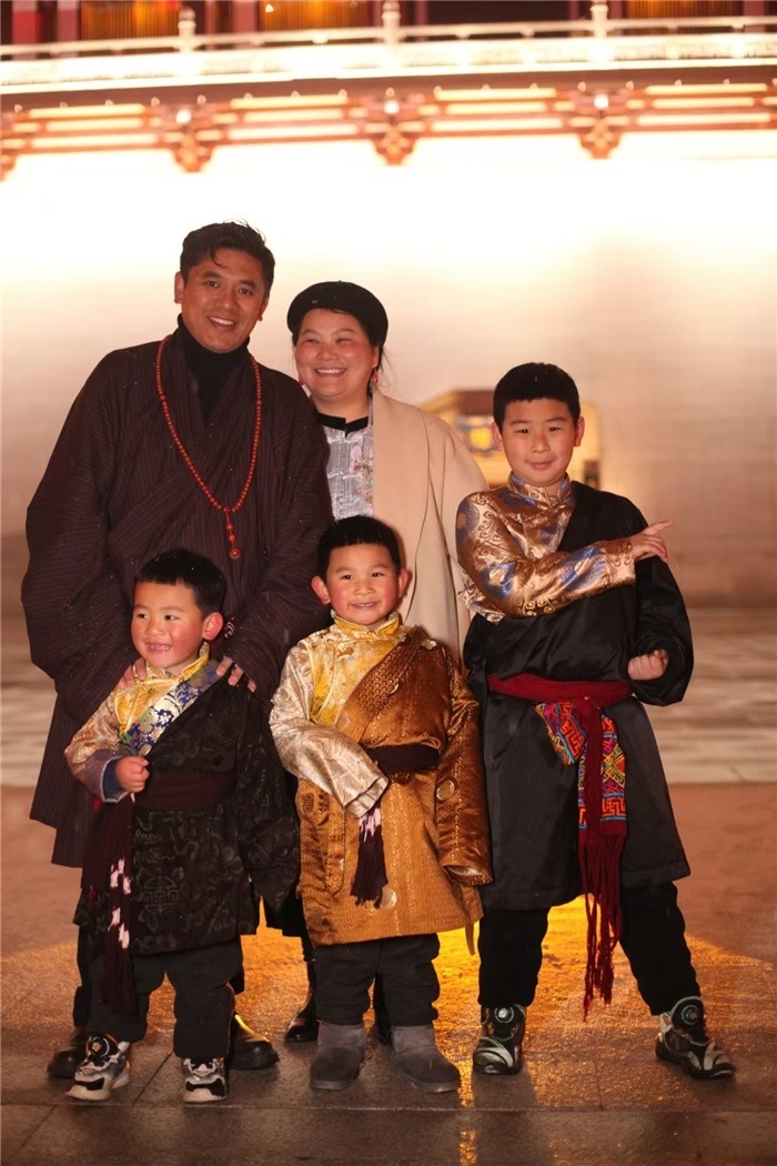 康定的節(jié)日氛圍多元和諧。圖為2024年元宵夜，洛讓銀登一家五口在旅行中拍攝的合影。資料圖片