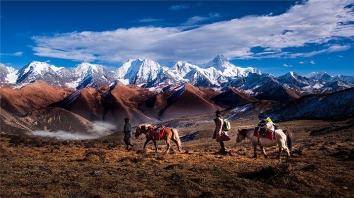 “守護(hù)貢嘎”是當(dāng)?shù)卮迕駱闼氐男拍詈妥园l(fā)的行動(dòng)。圖為貢嘎山“馬背巡護(hù)隊(duì)”開展日常巡護(hù)工作 林革文攝